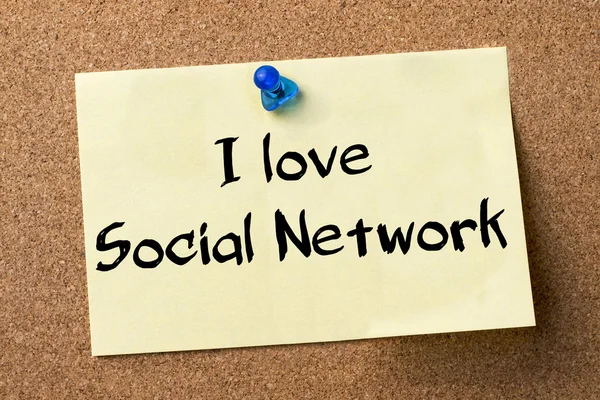 Me encanta Social Network - etiqueta adhesiva fijada en el tablón de anuncios — Foto de Stock