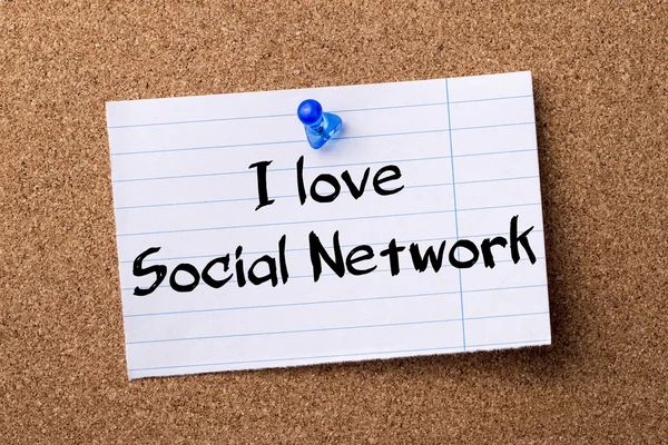 Me encanta Social Network - papel de nota desgarrado clavado en el boletín boa — Foto de Stock