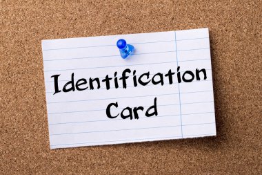 Kimlik kartı - kalçası not kağıdı bulletin board tutturulmuş.