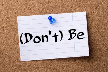 (Don't) Be - ilan panosuna sabitlenmiş yırtık not kağıdı