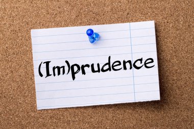 (Im)prudence - ilan panosuna sabitlenmiş yırtık not kağıdı