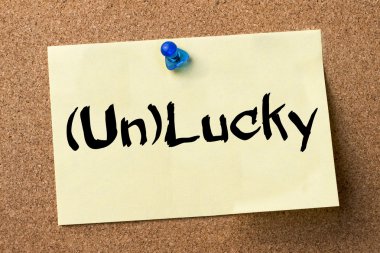 (Un)Lucky - ilan panosuna yapıştırılmış yapışkan etiket