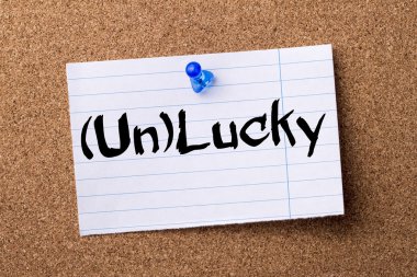 (Un)Lucky - ilan panosuna sabitlenmiş yırtık not kağıdı