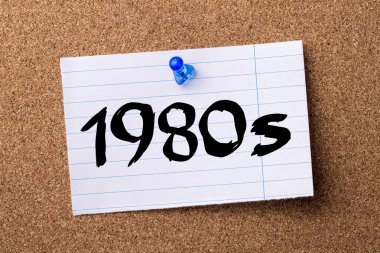 1980'lerde - kalçası not kağıdı bulletin board tutturulmuş