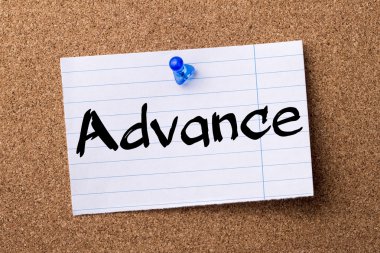 Önceden - kalçası not kağıdı bulletin board tutturulmuş.