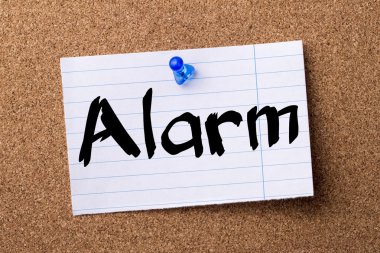 Alarm - kalçası not kağıdı bulletin board tutturulmuş.