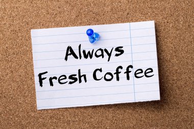 Her zaman taze kahve - kalçası not kağıdı bulletin board tutturulmuş.