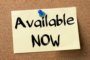 Elde edilebilir şimdi - yapışkanlı etiket bulletin board tutturulmuş