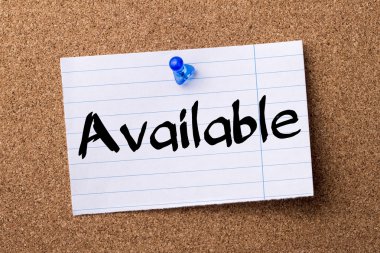 Uygun - ilan panosu üzerinde pinned kalçası not kağıdı