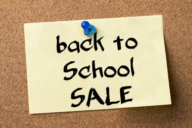 Okul satışı için tekrar - yapışkanlı etiket bulletin board tutturulmuş.