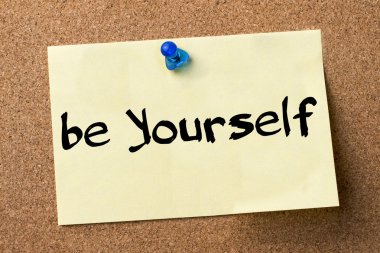 be Yourself - yapışkanlı etiket bulletin board tutturulmuş