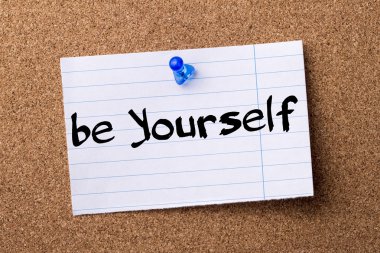 be Yourself - kalçası not kağıdı bulletin board tutturulmuş