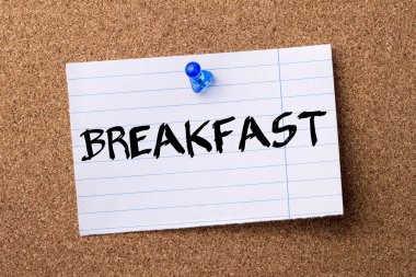 Kahvaltı - ilan panosu üzerinde pinned kalçası not kağıdı