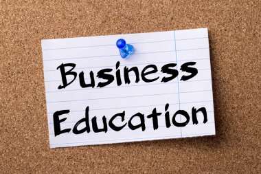 İşletme Eğitimi - kalçası not kağıdı bulletin board tutturulmuş.