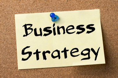 İş stratejisi - yapışkanlı etiket bulletin board tutturulmuş.