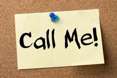 Beni ara! -Yapışkanlı etiket tutturulmuş bulletin board