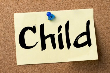 Çocuk - yapışkanlı etiket bulletin board tutturulmuş.