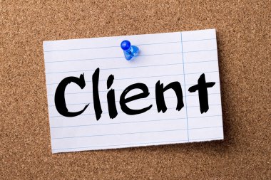 İstemci - kalçası not kağıdı bulletin board tutturulmuş.