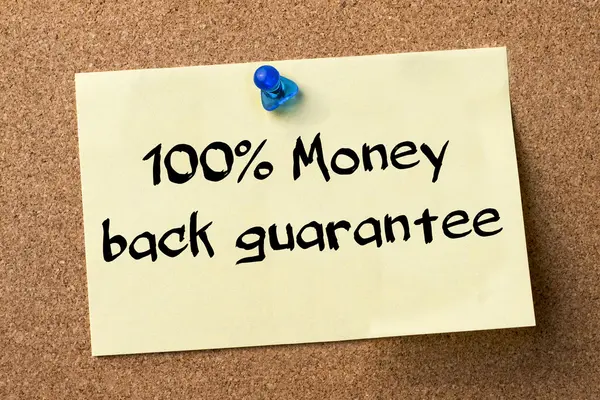 100% Geld-zurück-Garantie - Klebeetikett auf Bulletin geheftet bo — Stockfoto