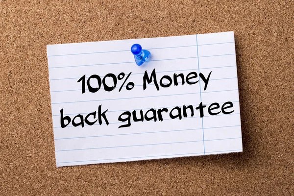 100% Geld-zurück-Garantie - zerrissenes Notenpapier auf Bulletin geheftet — Stockfoto
