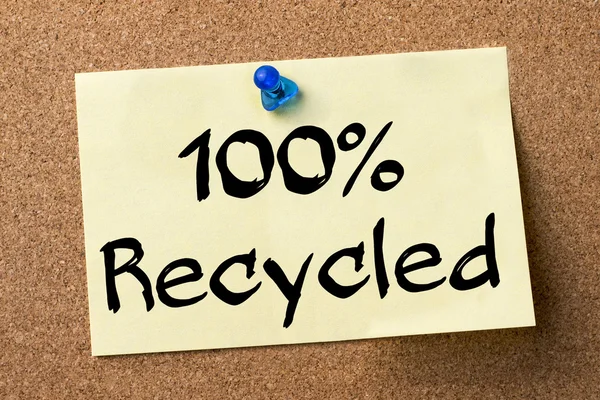 100% reciclado - etiqueta adesiva fixada no quadro de avisos — Fotografia de Stock