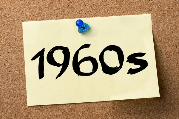 1960s - etiket vastgemaakt op prikbord — Stockfoto