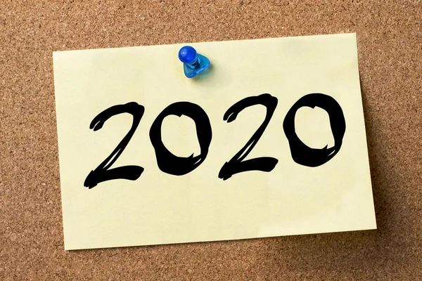 2020 - αυτοκόλλητη ετικέτα καρφιτσωμένες στον πίνακα ανακοινώσεων — Φωτογραφία Αρχείου