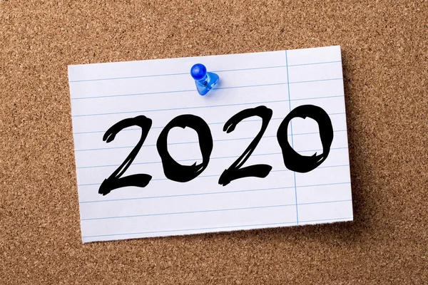 2020 - papier firmowy bilbordu przypięte na tablicy ogłoszeń — Zdjęcie stockowe