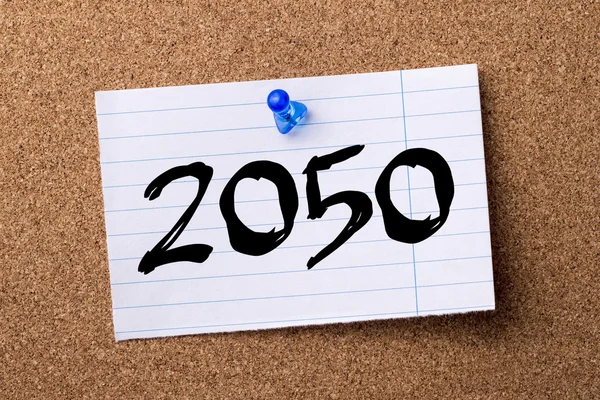2050 - papel de nota desgarrado fijado en el tablón de anuncios —  Fotos de Stock
