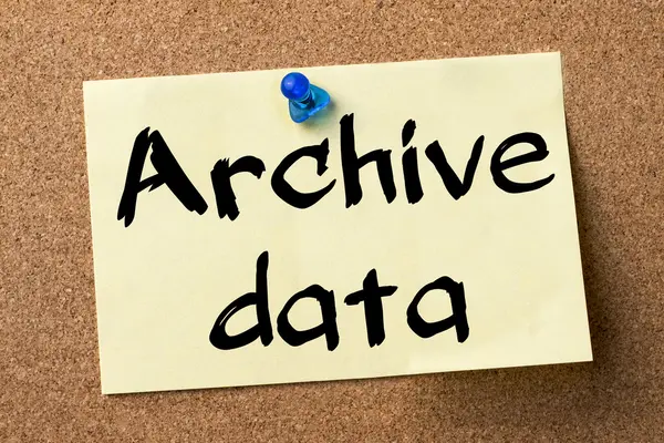 Arkivera data - självhäftande etikett fäst på anslagstavla — Stockfoto