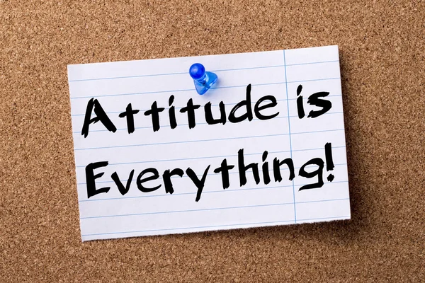 ¡La actitud lo es todo! - papel de nota desgarrado fijado en el boletín b — Foto de Stock