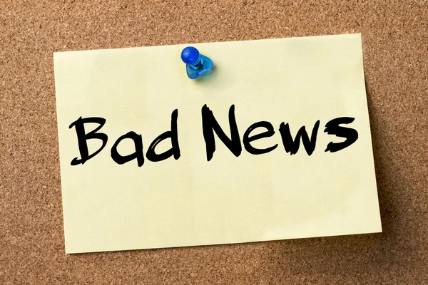 Bad News - etichetta adesiva inchiodata sulla bacheca — Foto Stock