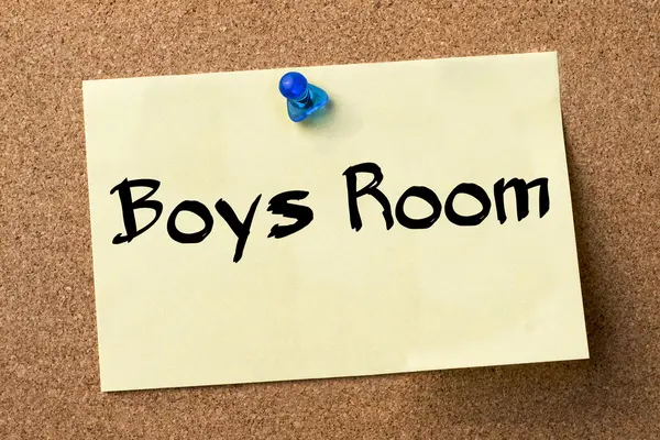 男の子の部屋 - 粘着式ラベル掲示板に固定 — ストック写真