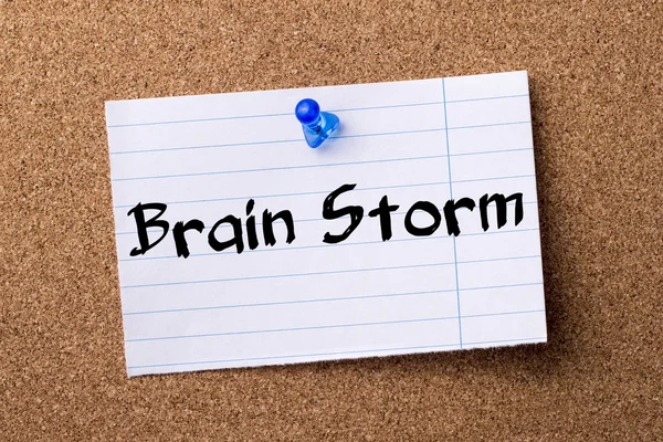 Brain Storm - papel de nota desgarrado fijado en el tablón de anuncios —  Fotos de Stock