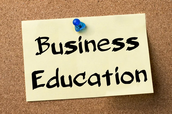 Бизнес-образование - клейкая этикетка на доске объявлений — стоковое фото