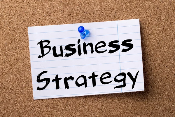 Strategia biznesowa - papier firmowy bilbordu przypięte na tablicy ogłoszeń — Zdjęcie stockowe