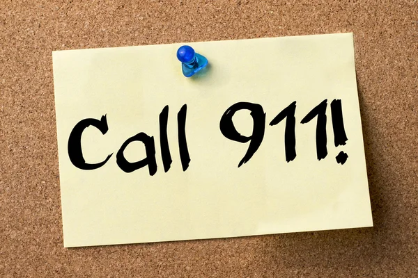 Зателефонуйте 911! - клейка етикетка закріплена на дошці оголошень — стокове фото