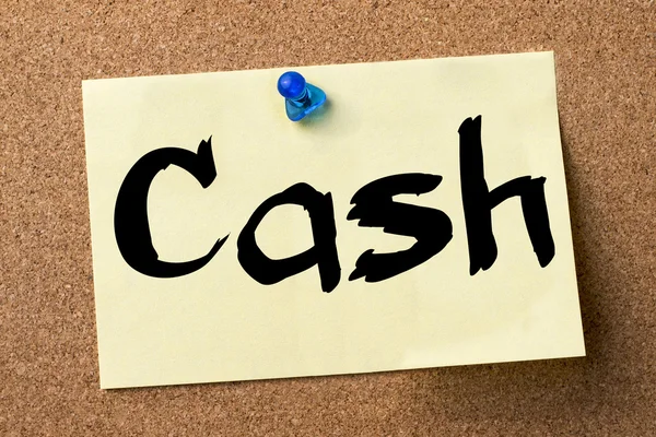 Cash - självhäftande etikett fäst på anslagstavla — Stockfoto