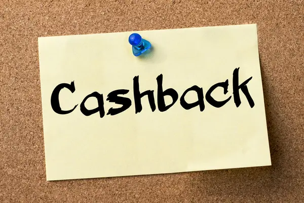 Cashback - etiqueta adesiva fixada no quadro de avisos — Fotografia de Stock