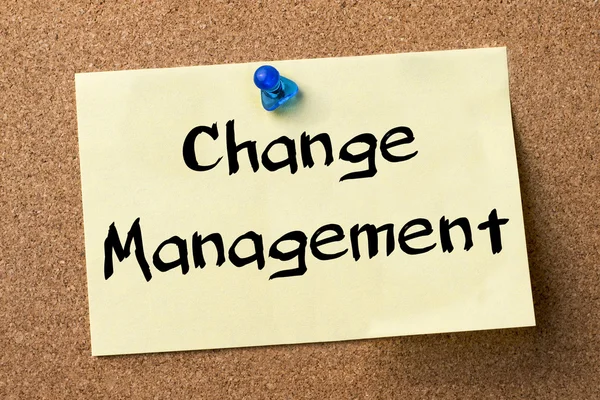 Change Management - självhäftande etikett fäst på anslagstavla — Stockfoto