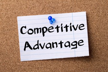 Rekabet avantajı - kalçası not kağıdı Bülteni boa üzerinde sabitlenmiş.