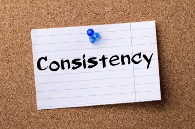 Tutarlılık - kalçası not kağıdı bulletin board tutturulmuş.