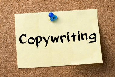 Copywriting - yapışkanlı etiket bulletin board tutturulmuş.