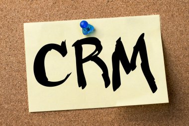 CRM - yapışkanlı etiket bulletin board tutturulmuş.