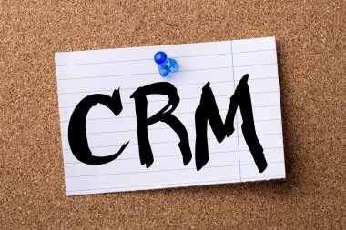 CRM - kalçası not kağıdı bulletin board tutturulmuş.