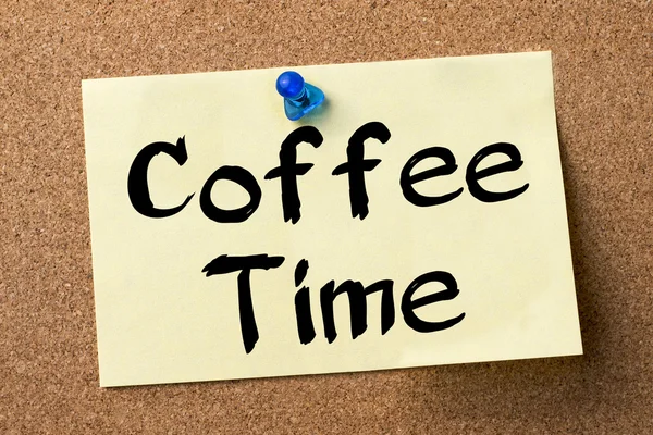 Kaffeezeit - Klebeetikett an Pinnwand geheftet — Stockfoto