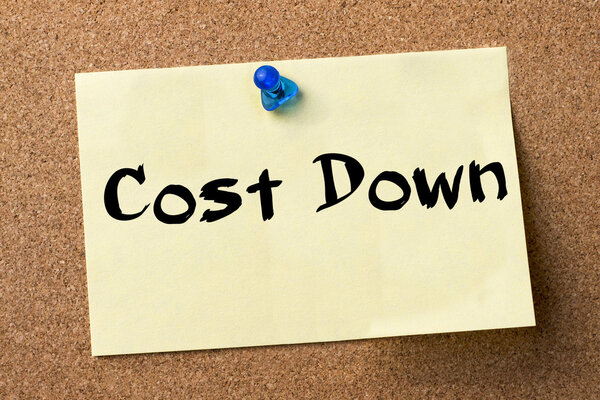 Снижение затрат - клеевая этикетка, закрепленная на доске объявлений
