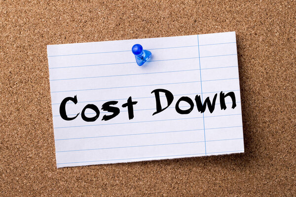 Снижение затрат - рваная бумага для банкнот, прикрепленная на доске объявлений
