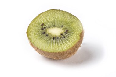 Beyaz arka plan üzerinde taze yarım kivi