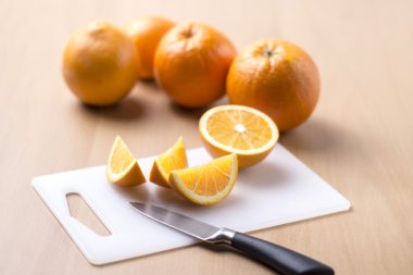 Turuncu ahşap arka plan üzerine dilimlenmiş